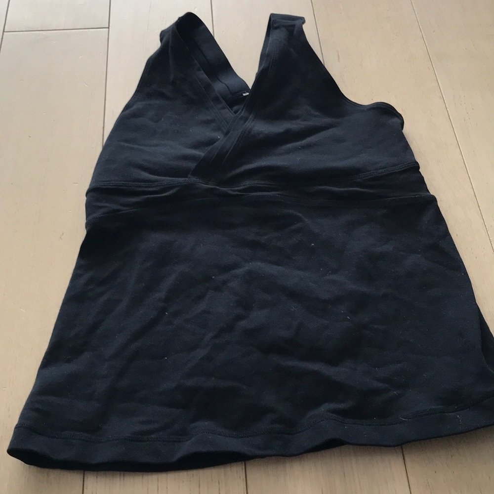Black v-neck Lululemon racerback tank